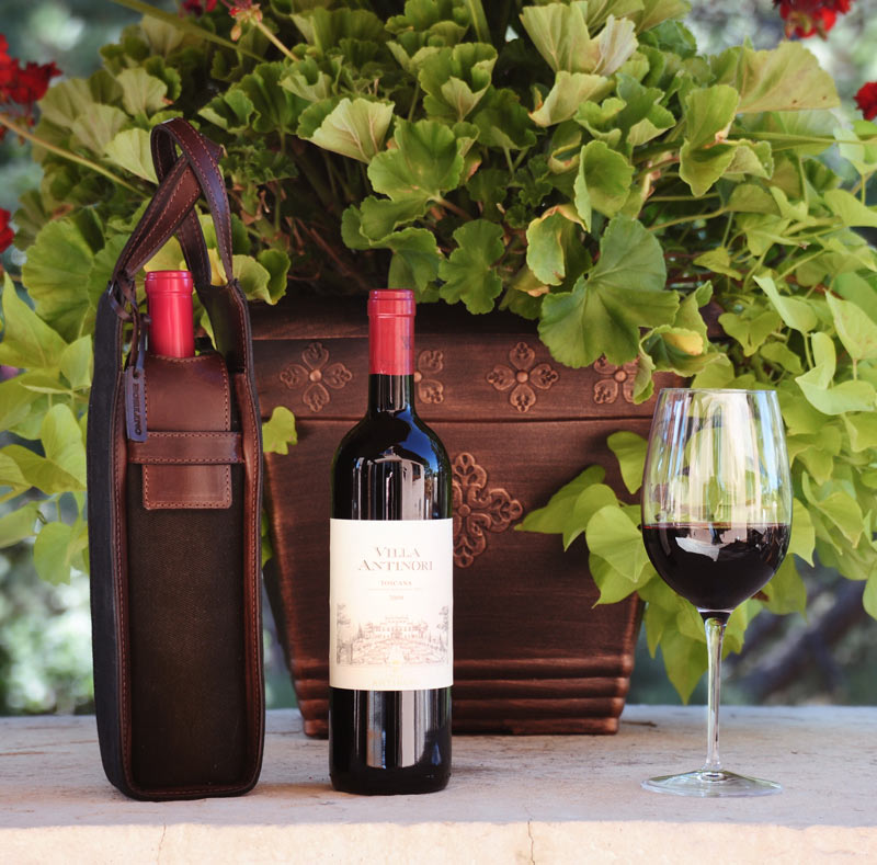 Powerplay Studios offers a large variety of leather wine cases and wine carriers with your company logo. 